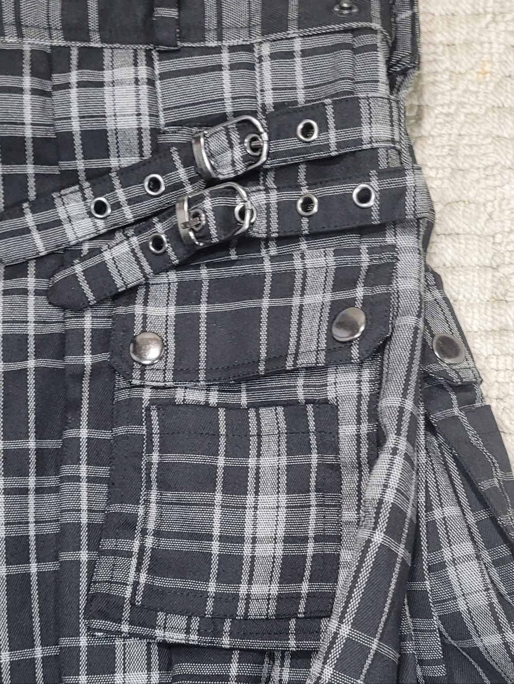 Scarlet Darkness Black & Gray Plaid Cargo Kilt Skirt - Goth / Grunge - Medium - Picture 9 of 16